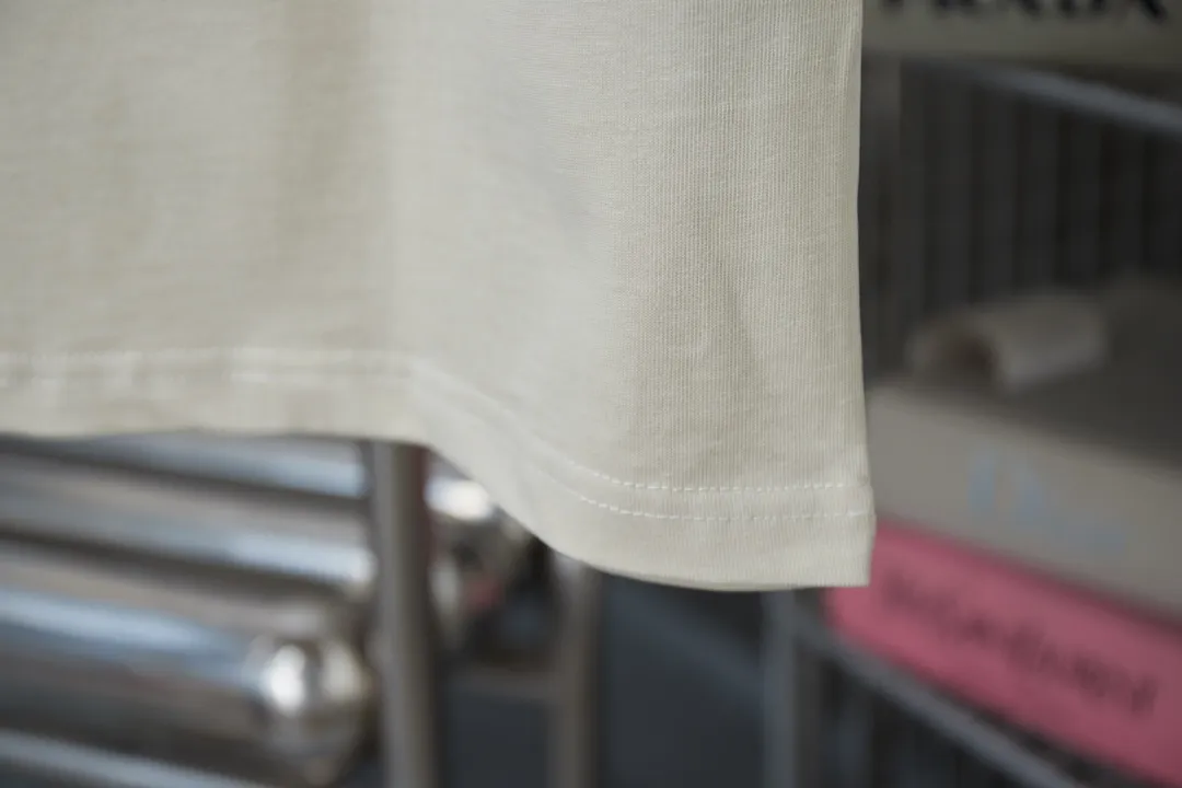🅿️180 High-quality Lv 2025 early spring new model, MONOGRAM presbyopic gradient short-sleeved T-shirt, using digital printing technology to render pixel light and shadow for the Monogram gradient pattern, and its silk-screen texture and knitting effect complement each other. Synchronized with the official website, pure cotton fabrics at the counter! Comfortable against the skin, durable and easy to wear, meticulous original craftsmanship, custom-made 260g vat-dyed fabric, very comfortable to the touch, latest brick cabinet synchronization, OS off-shoulder version, fashionable and individual, super versatile and good-looking, very suitable for both men and women, must-have style, hang tag, collar label, washed wheat, complete with three labels S M L XL